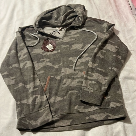Tops - NWT Knox Rose camo hooded sweatshirt